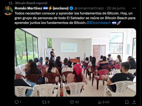 Una clase sobre bitcoin a jovenes de El Salvador.