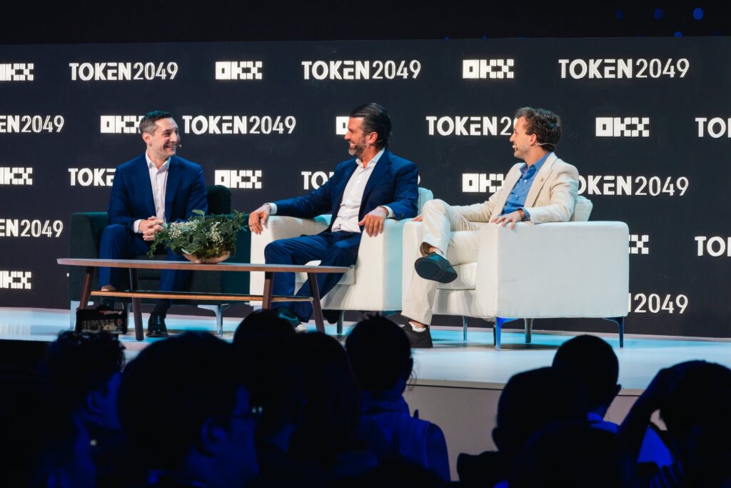 Zack Witkoff y Donald Trump Jr. en el panel de  TOKEN2049.