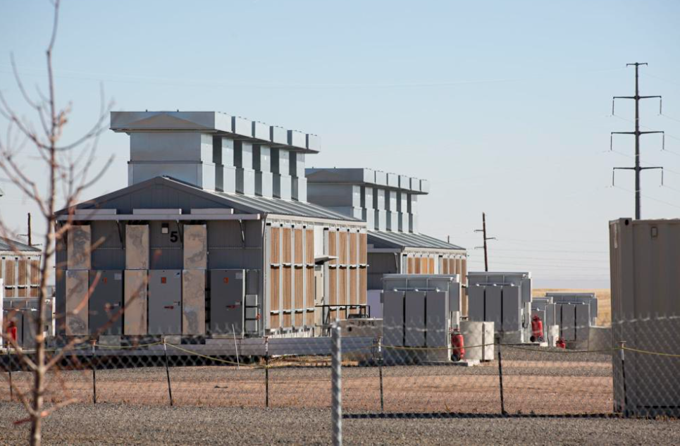 Edificios dentro de un terreno alambrado.