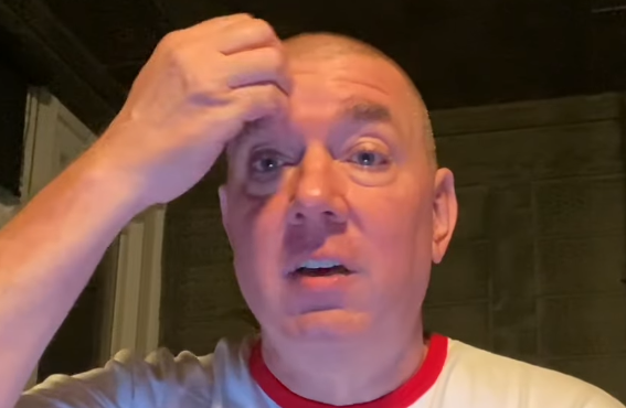 La foto de un usuario de criptomonedas que perdió millones en XRP producto de un error.