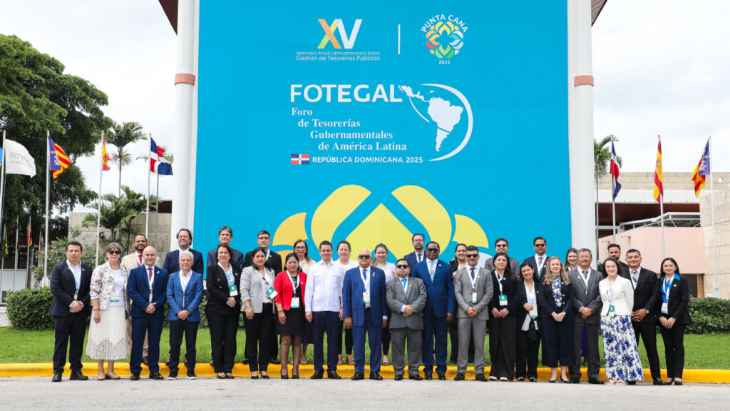 Foto de las delegaciones participantes del Seminario Anual Latinoamericano sobre Gestión de Tesorerías Públicas