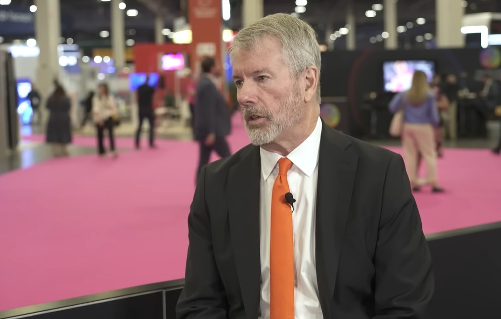 Michael Saylor en una entrevista, con traje oscuro y corbata naranja, en el evento Money 20/20 en Las Vegas.