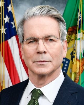 Foto de Scott Bessent frente a una bandera de los Estados Unidos.