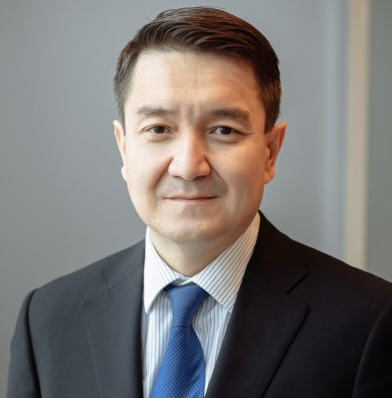 Imagen de un varón con rasgos asiáticos vestido de traje.