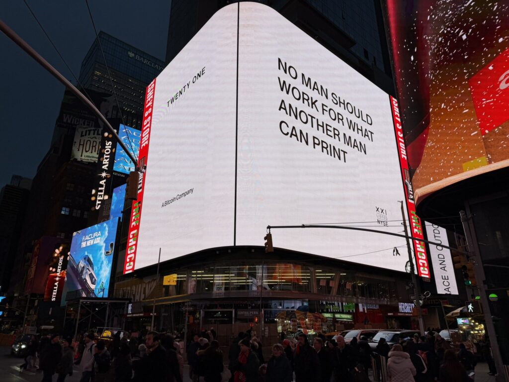 Foto de pantalla en Time Square con mensaje de bitcoin de Twenty One y NYSE.