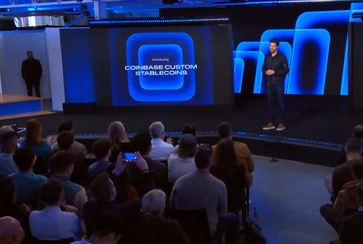 Alec Lovett en la presentación de la actualización de Coinbase.