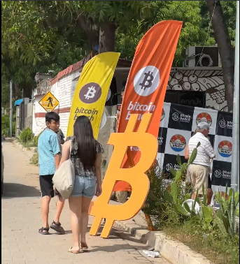 Banderolas con logos de bitcoin y una B gigante de BTC en las calles de El Zonte en El Salvador.