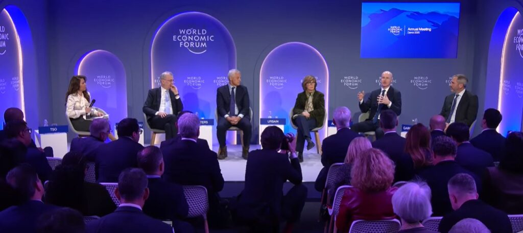 Empresarios debaten en el panel ¿Es la tokenización el futuro? en el marco de la reunión anual del Foro Económico Mundial 2026.