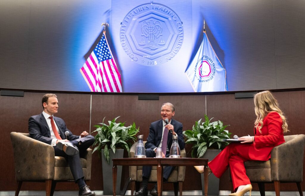 Fotografía de la reunión entre los jefes de la CFTC y la SEC.