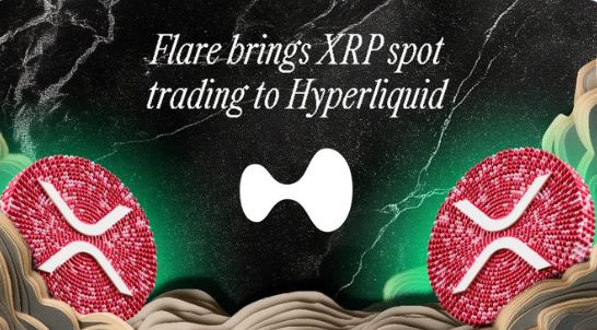Dos monedas físicas de XRP junto al logo de Hyperliquid.