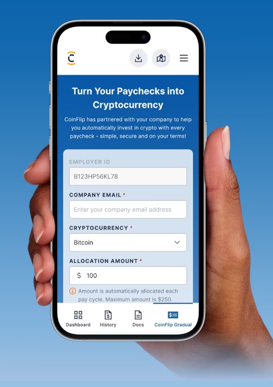 Una mano sujetando un teléfono inteligente que muestra la interfaz de CoinFlip Gradual.