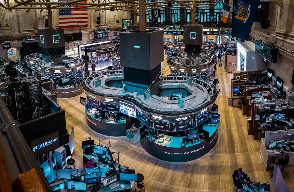 Vista panorámica del interior de la Bolsa de Valores de Nueva York (NYSE) en Wall Street. 


