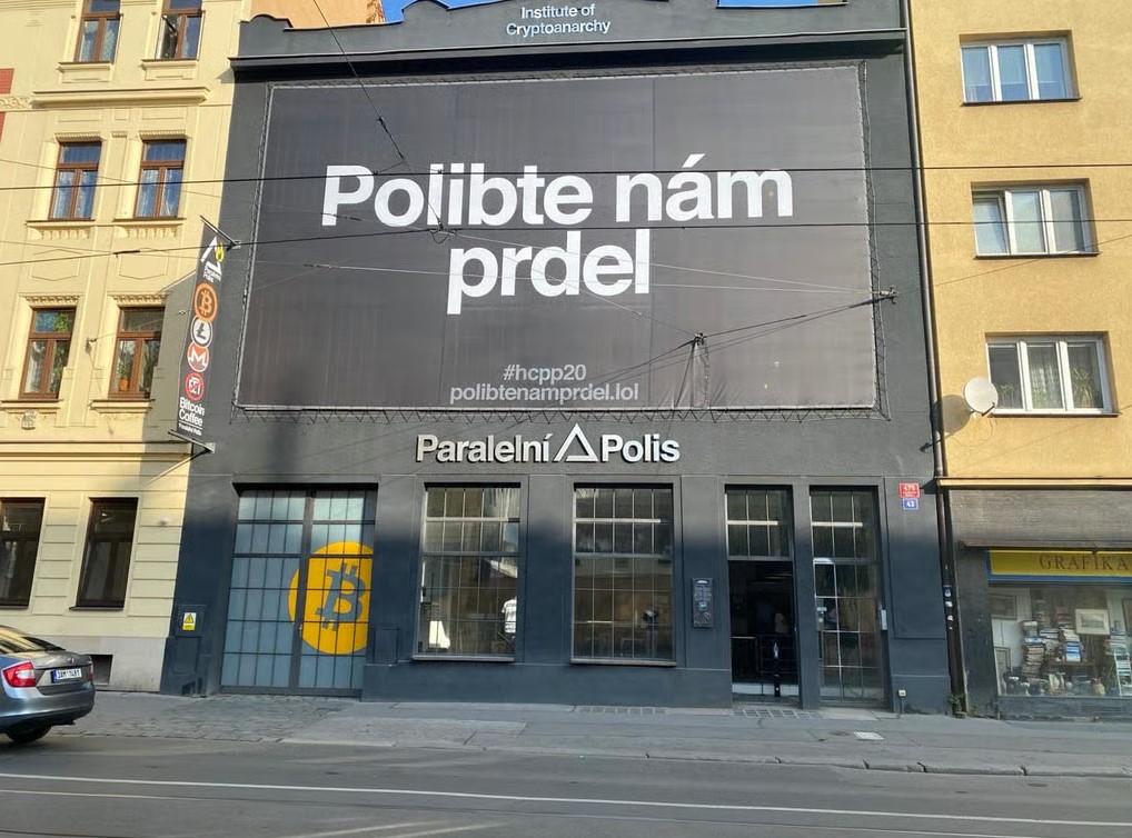 Fotografía de la fachada de Paralelní Polis, en Praga.