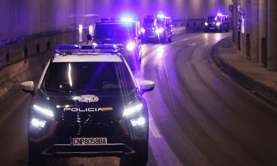 Varias patrullas de la Policía Nacional por las calles de Madrid, España.