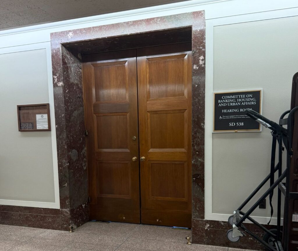Fotografía de las puertas cerradas del Comité Bancario del Senado de EE. UU.