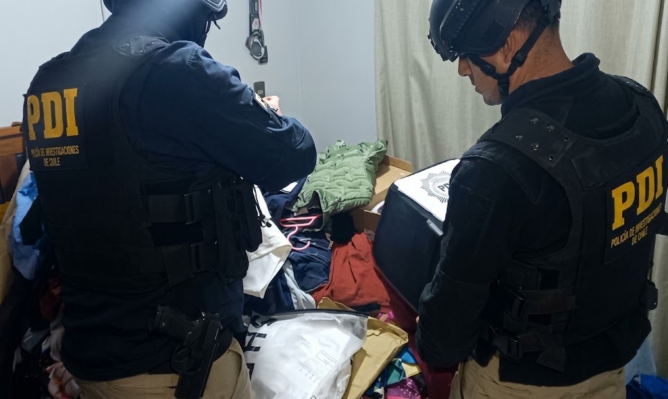 Fotografía de funcionarios de la PDI de Chile allanando una casa.