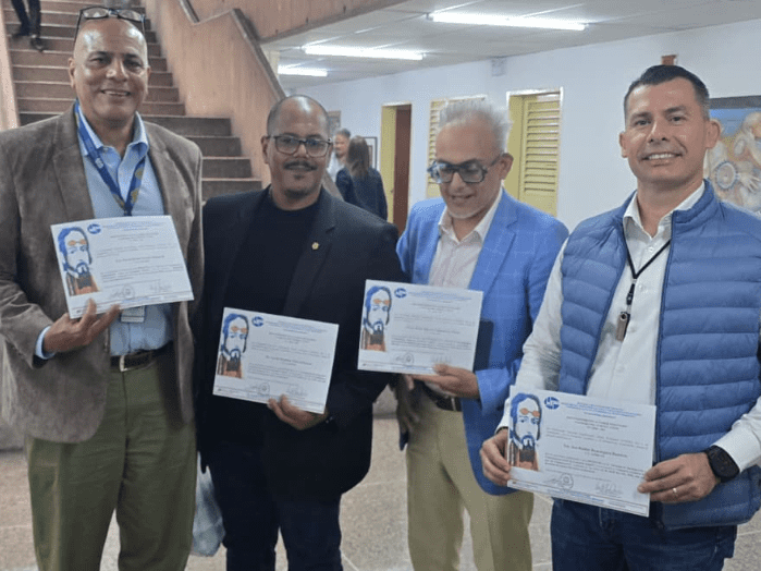 Los especislistas en criptomonedas García, Olmos, Colmenares y Domínguez luciendo certificados otorgados por la UNERS en Venezuela.