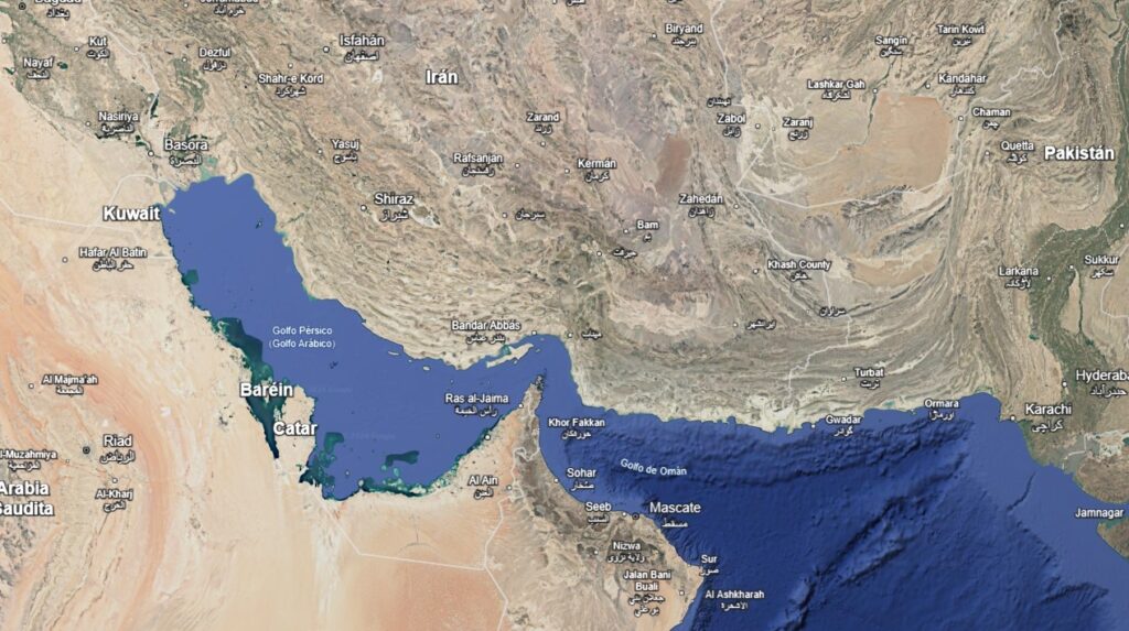 Mapa mundi que refleja el Estrecho de Ormuz.