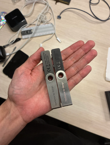 Hardware wallets falsas de Ledger.