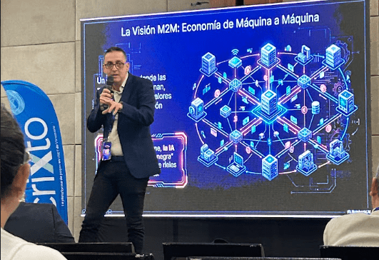 Carlos Moreno durante su charla en la Cumbre Crypto Global celebrada en Margarita, al oriente de Venezuela.