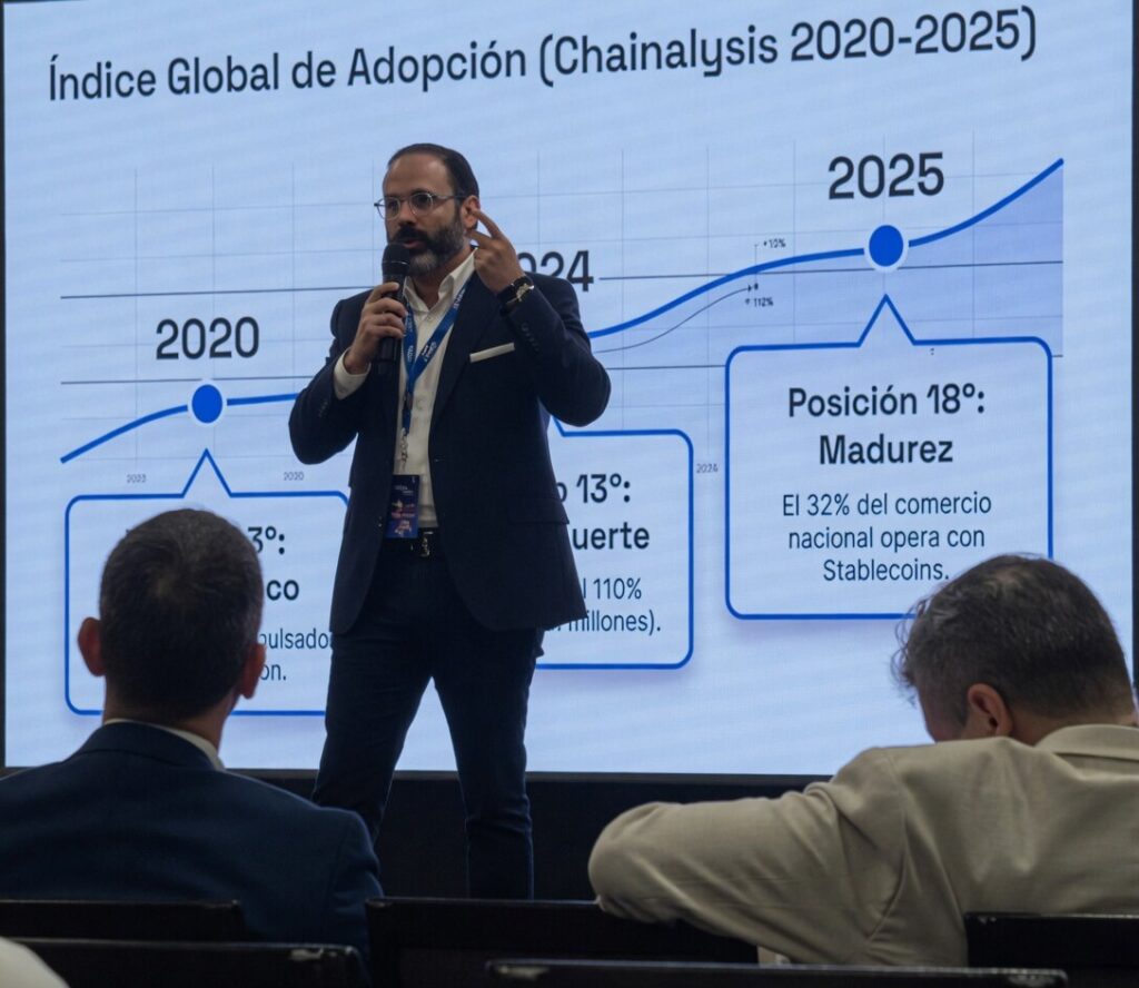 Eleazar Colmenares durante una charla hablando de la posición de Venezuela en el índice global de Chainalysis.