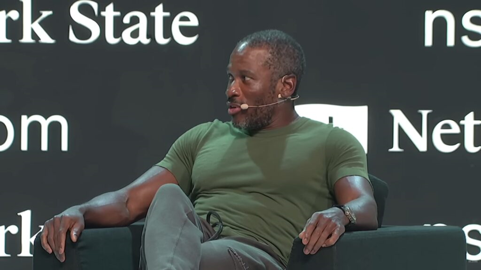 Fotografía de Arthur Hayes durante una conferencia.