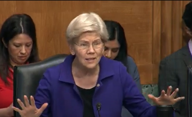 La senadora demócrata Elizabeth Warren durante una audiencia.