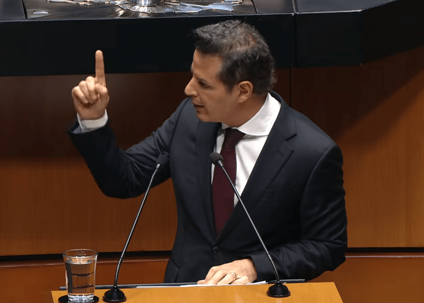 
Senador Alejandro Murat Hinojosa durante su intervención en el Senado de la República de México.
