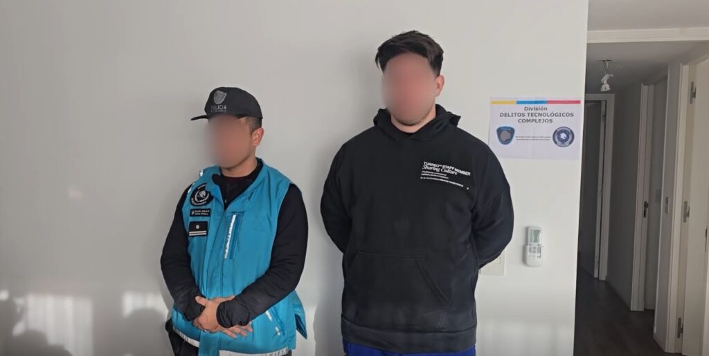 Fotografía de implicado detenido por la policía de Buenos Aires.