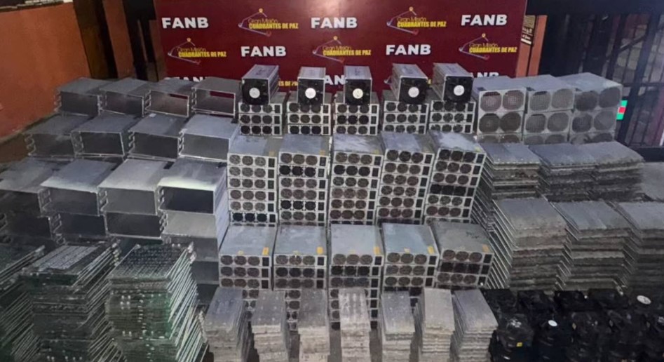 Fotografía de los mineros de Bitcoin y otros componentes eléctricos incautados.